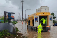 今年首个“红暴”！76net必赢官网排涝“急先锋”暴雨中前行......